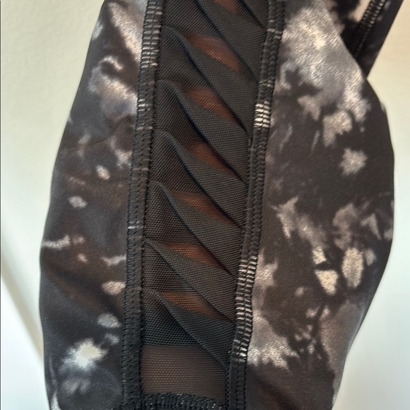 Lululemon Athletica Sunshine Salutation Crop Leggings in Dusk Dye White Black 6 - Picture 2 of 5